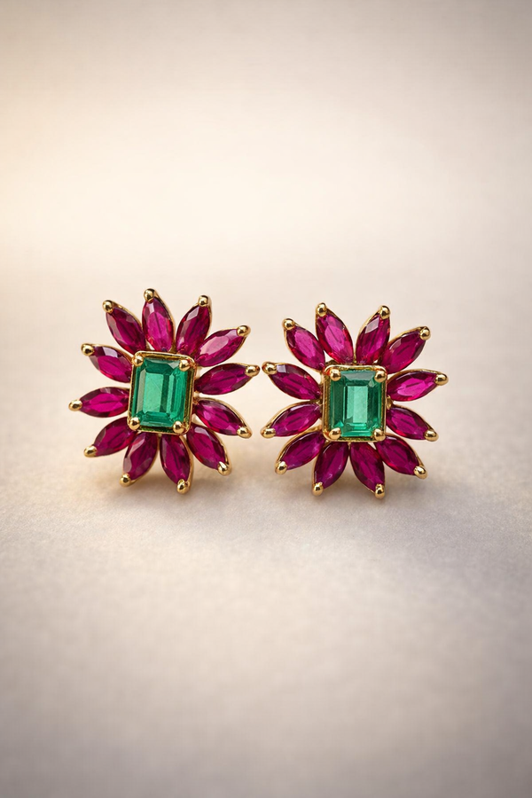 Aretes con esmeralda central y halo de rubíes de corte marquesa en oro 18k