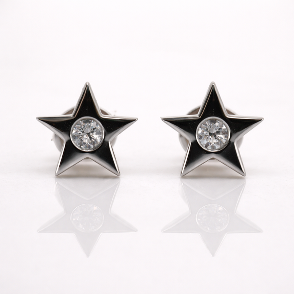 Arete individual de estrella con diamante central en oro
