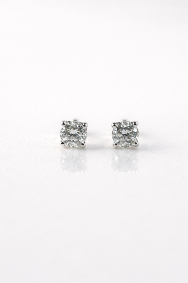 Broquel clásico mini con diamante en oro