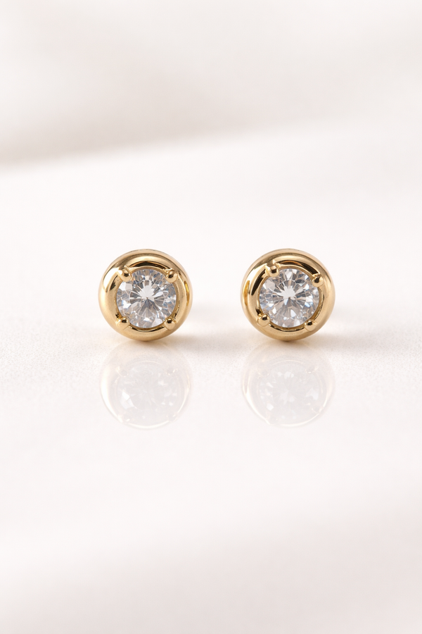 Broqueles solitario con diamante en bisel de oro