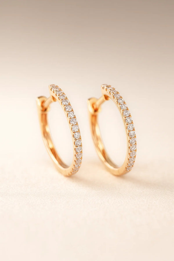 Arracadas huggie con línea de diamantes en oro