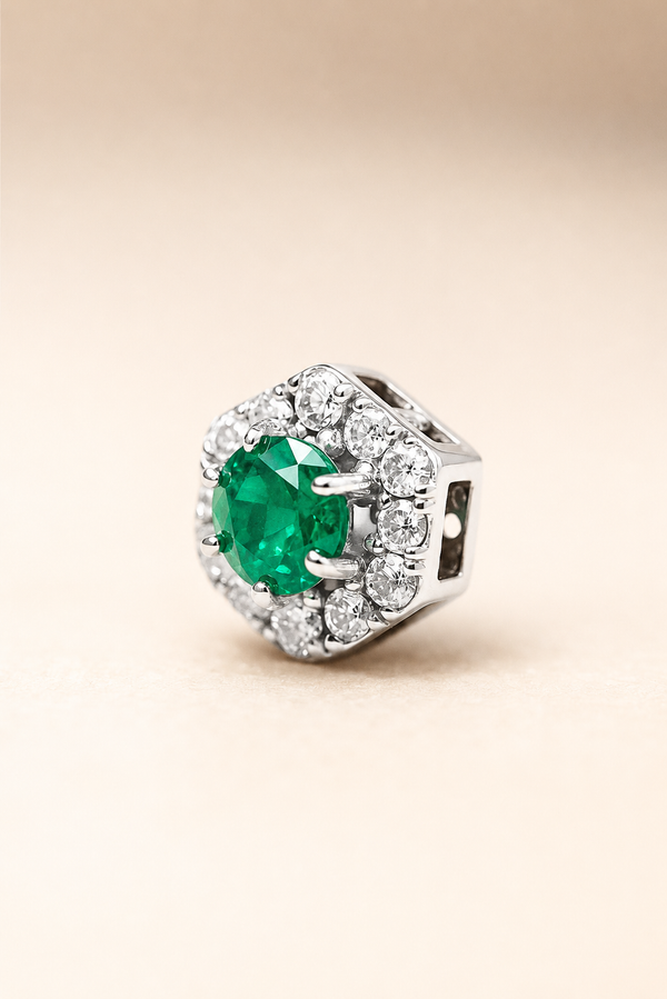 Dije hexagonal con esmeralda de 6 mm y halo de diamantes en oro 18k