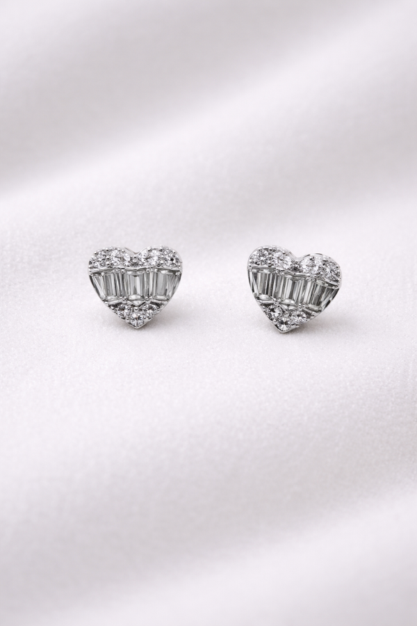 Arete individual de corazón de diamantes en oro blanco