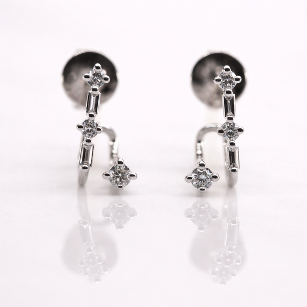 Aretes de estrellas dispersas con diamantes en oro