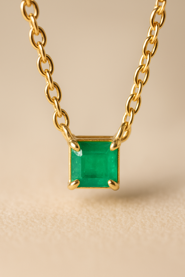 Collar solitario con esmeralda en cadena rolo de oro 18k