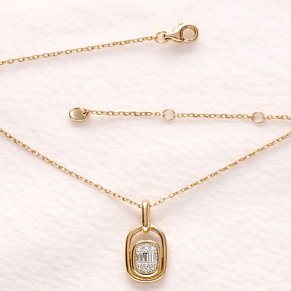 Collar de placa con diamante baguette en oro