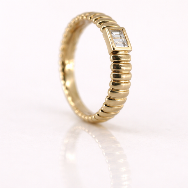 Anillo de diamantes de estructura limpia en oro