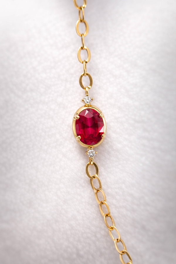 Pulsera de oro 18k con rubí oval de 3.2 quilates y diamantes