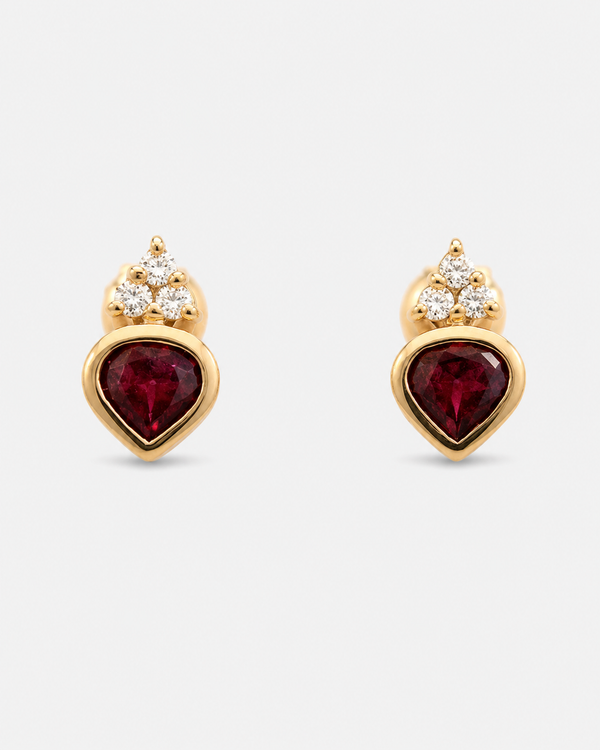 Aretes de corazón de granate rodeados de diamantes en oro