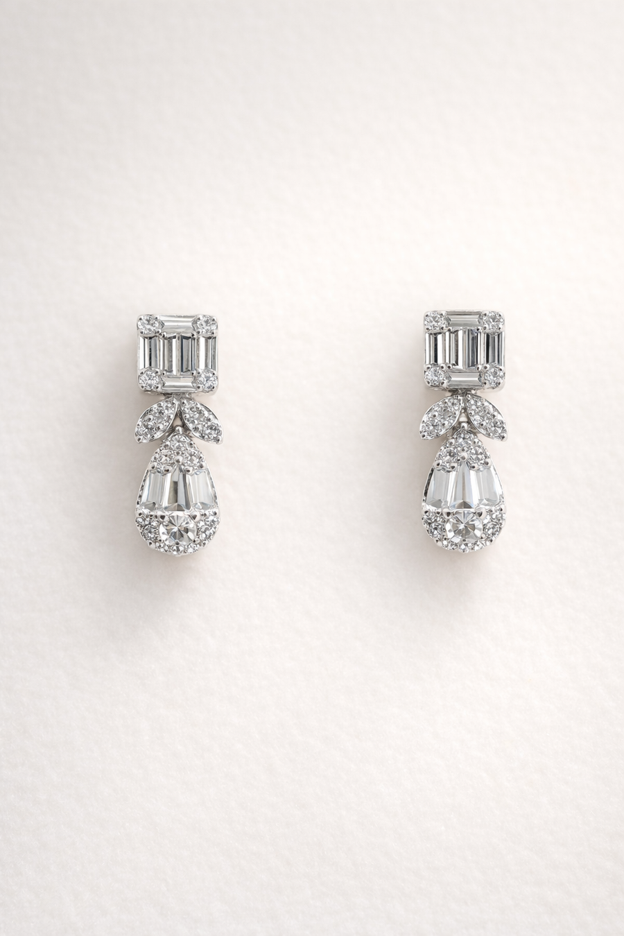 Aretes colgantes con diamante en oro