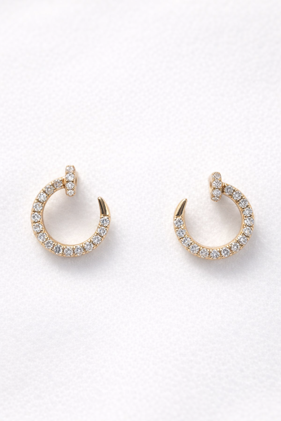 Broqueles órbita con diamante en oro amarillo