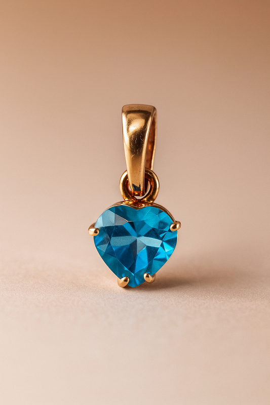 Dije de corazón con topacio azul en oro