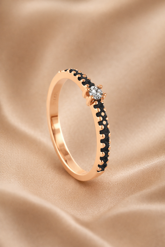 Anillo de oro con diamantes negros y blancos