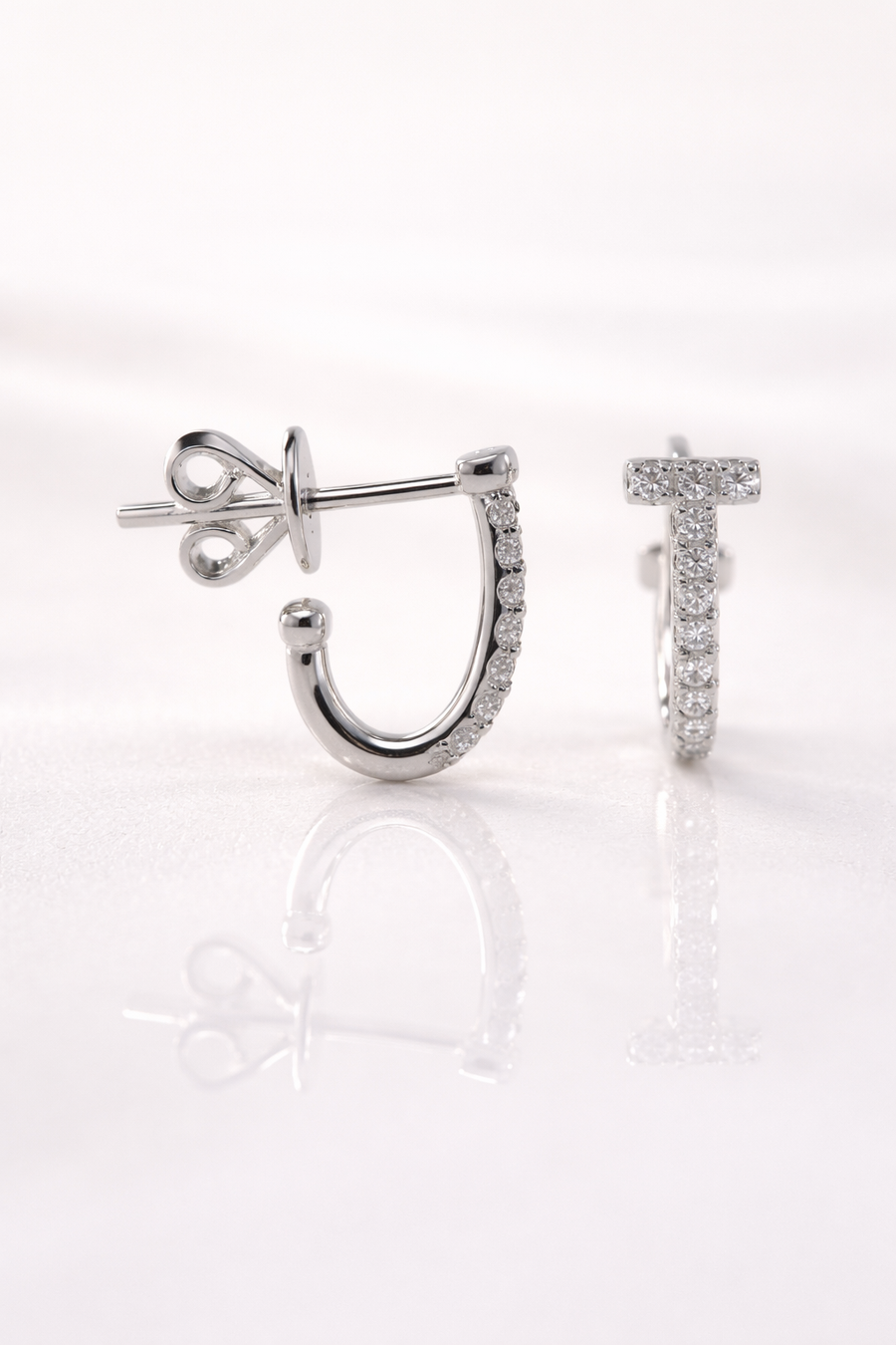 Arracadas huggie curvas con diamantes en oro