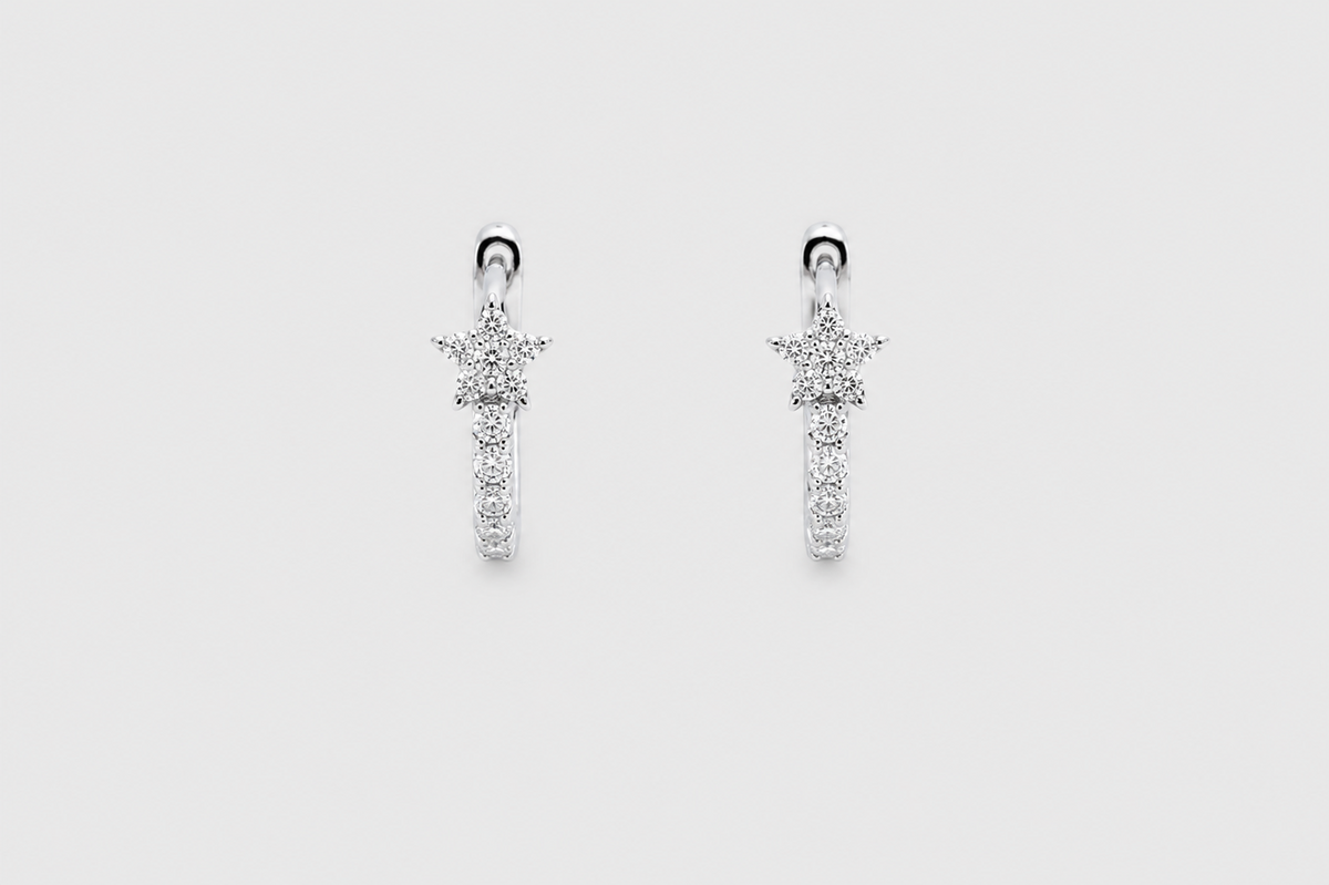 Arracadas huggie con estrella de diamantes en oro