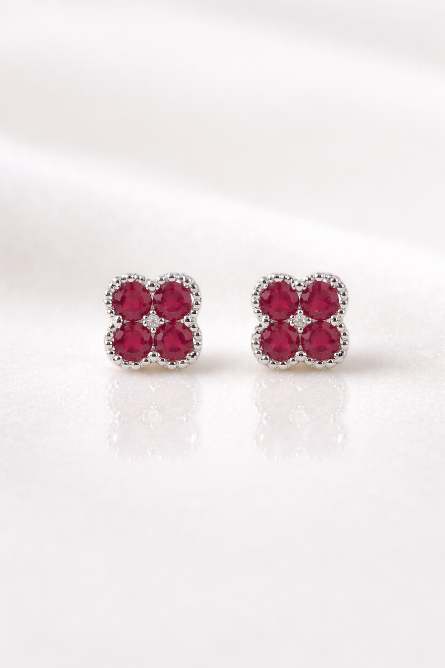 Aretes de trébol con rubíes en oro