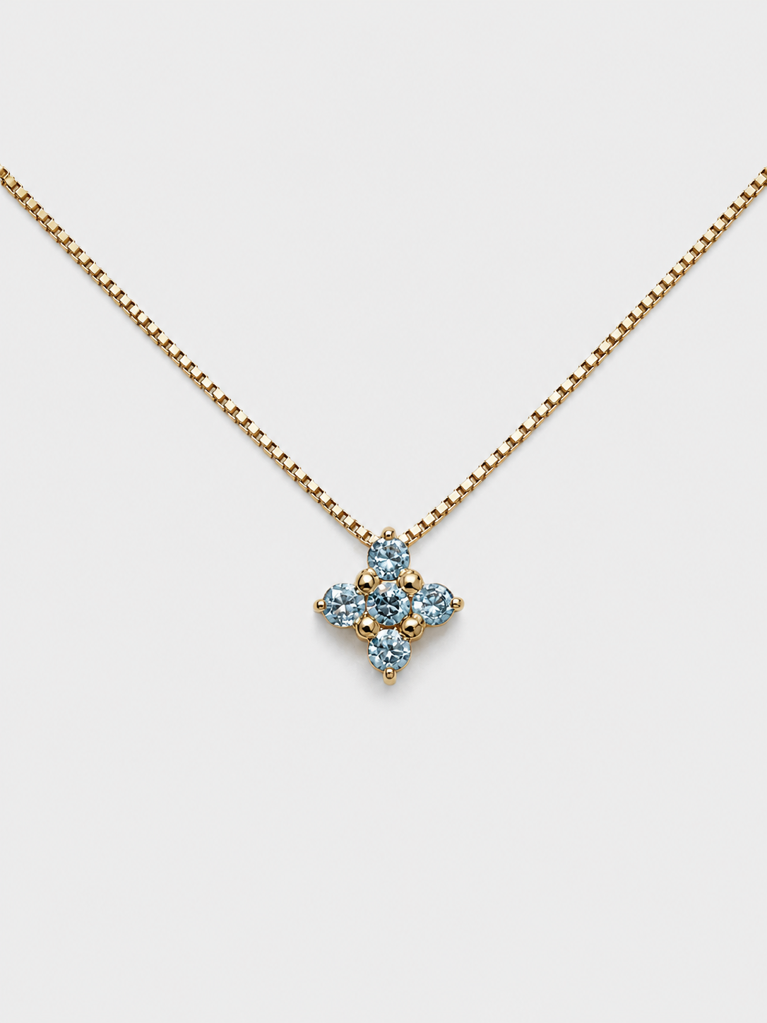 Collar con dije de flor de diamantes en oro