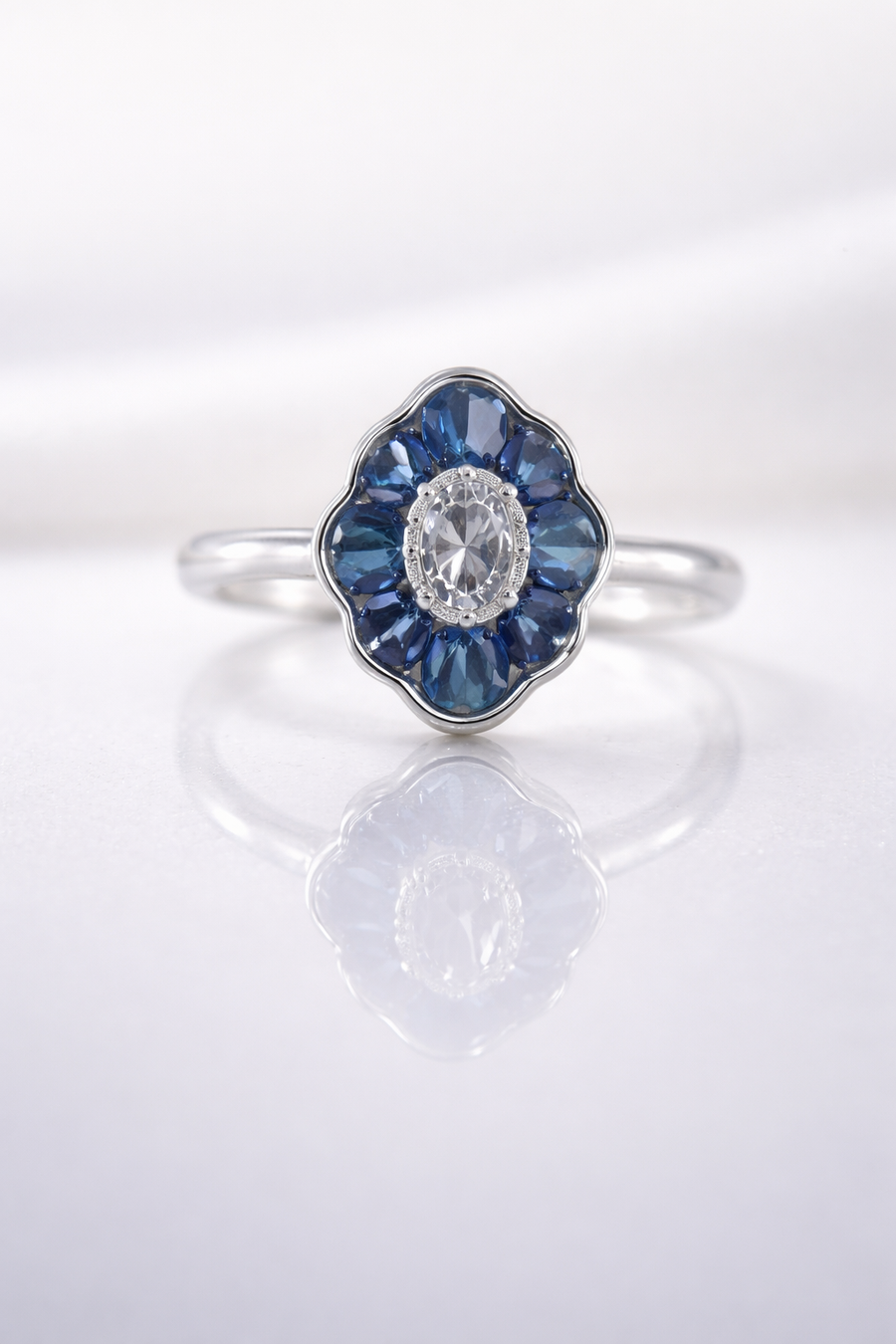 Anillo con zafiro azul claro en oro