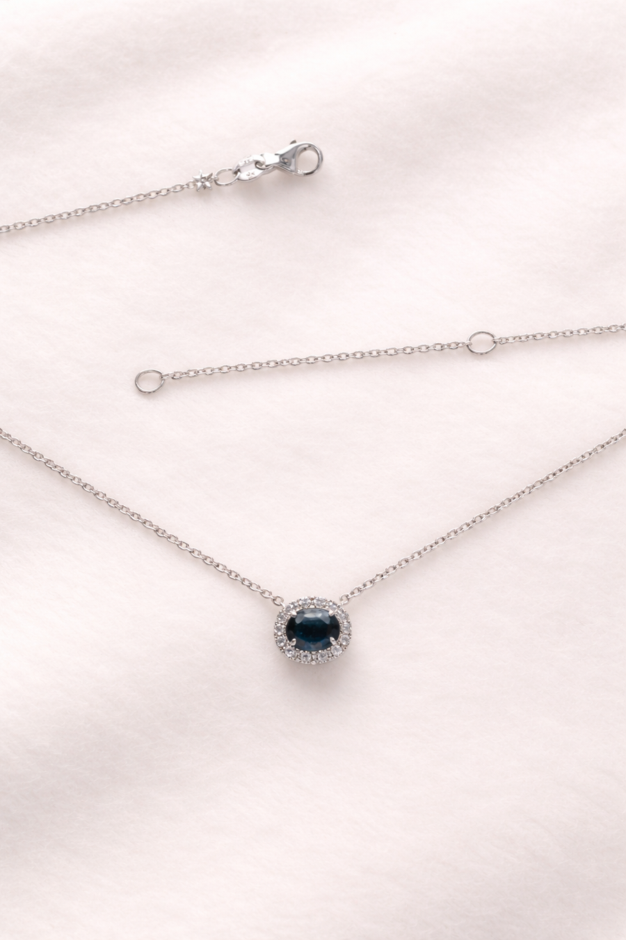 Collar con zafiro oval y halo de diamantes en oro