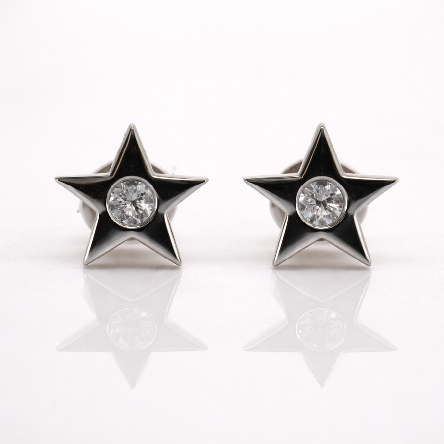 Arete individual de estrella con diamante central en oro