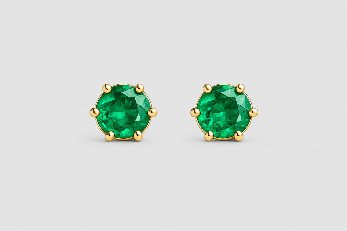 Broqueles solitario con esmeralda de 4.7 mm en oro